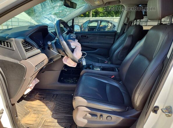 5FNRL6H78JB049131 2018 HONDA ODYSSEY White Front interior view