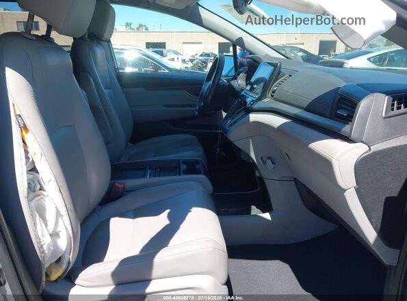 5FNRL6H82JB042507 2018 HONDA ODYSSEY Серебряный Вид салона спереди