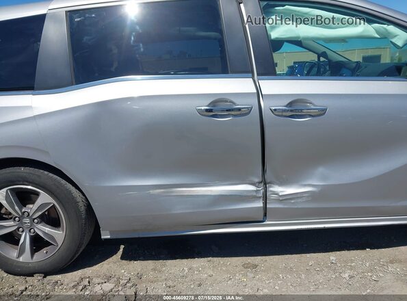 5FNRL6H82JB042507 2018 HONDA ODYSSEY Серебряный Вид спереди