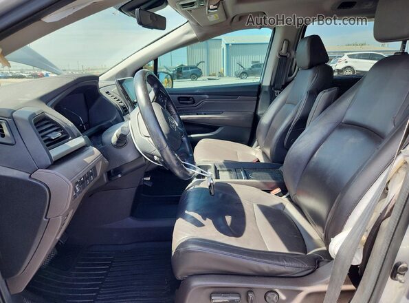 5FNRL6H88JB075558 2018 HONDA ODYSSEY Silver Front interior view