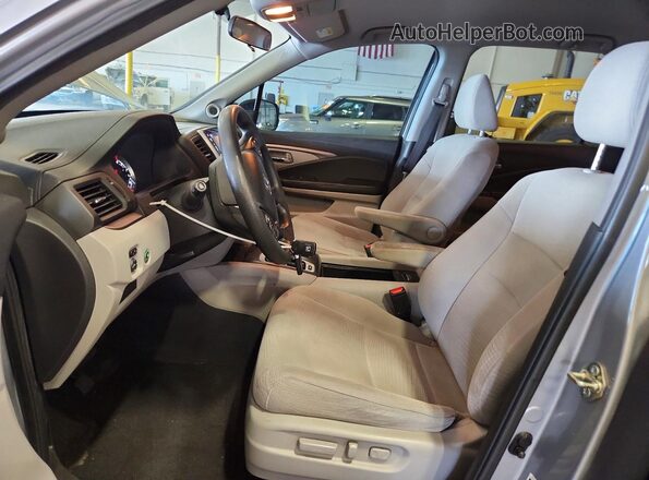 5FNYF5H34HB001419 2017 HONDA PILOT Серебряный Вид салона спереди