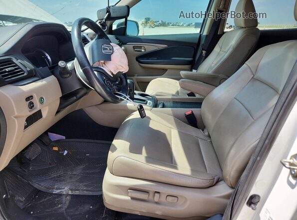5FNYF5H58JB017257 2018 HONDA PILOT White Front interior view