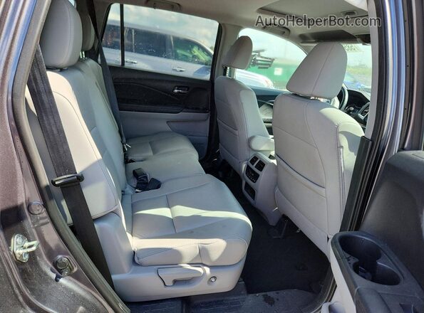 5FNYF5H59JB018790 2018 HONDA PILOT Gray Widok wnętrza z tyłu