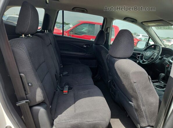5FNYF6H39HB079197 2017 HONDA PILOT White Widok wnętrza z tyłu