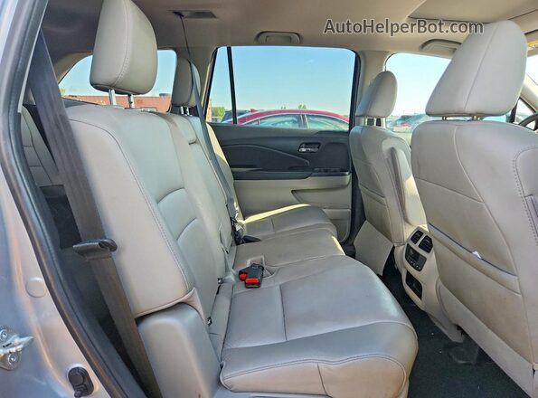 5FNYF6H63JB067126 2018 HONDA PILOT Silver Widok wnętrza z tyłu