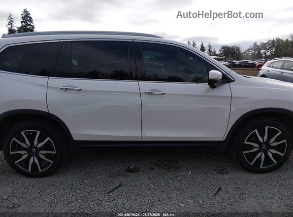 5FNYF6H92HB062763 2017 HONDA PILOT White Вид задньої частини салону