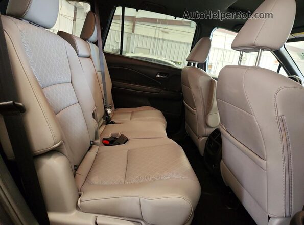 5FNYF8H5XKB022561 2019 HONDA PASSPORT Gray Rear interior view