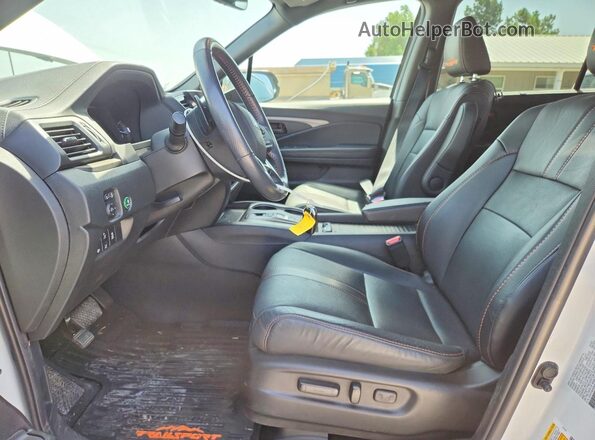 5FNYF8H66NB031576 2022 HONDA PASSPORT White Front interior view