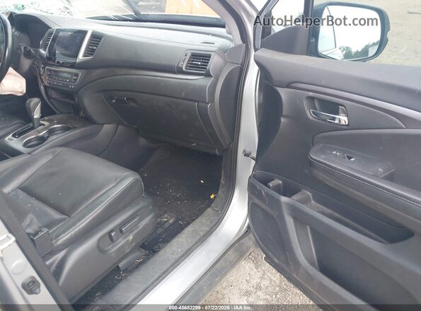 5FPYK2F61HB005863 2017 HONDA RIDGELINE Gray Vista interior delantera