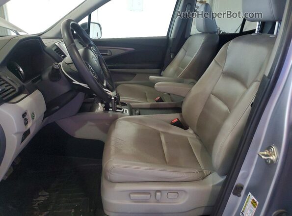 5FPYK3F61HB018540 2017 HONDA RIDGELINE Silver Front interior view