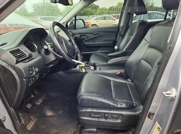 5FPYK3F74JB012469 2018 HONDA RIDGELINE Silver Front interior view