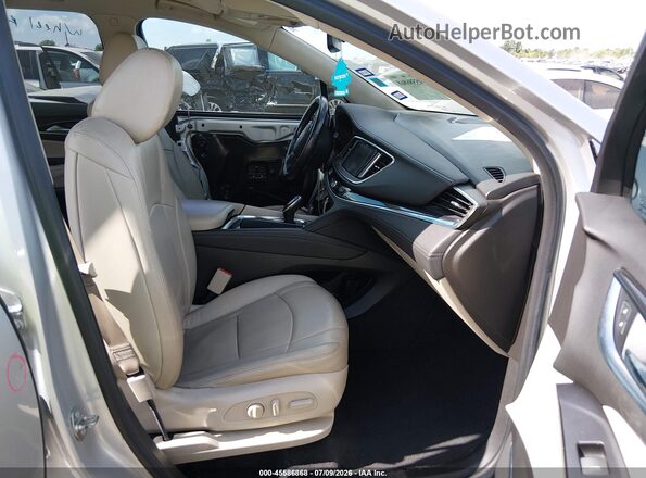 5GAERBKW0JJ173295 2018 BUICK ENCLAVE Silver Widok wnętrza z przodu