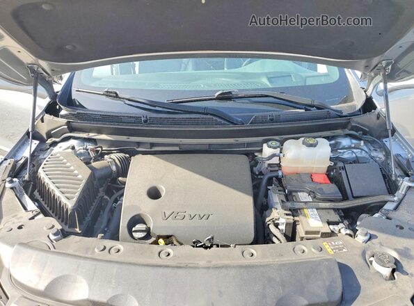 5GAERCKW1RJ123717 2024 BUICK ENCLAVE Silver ძრავის განყოფილების ხედი
