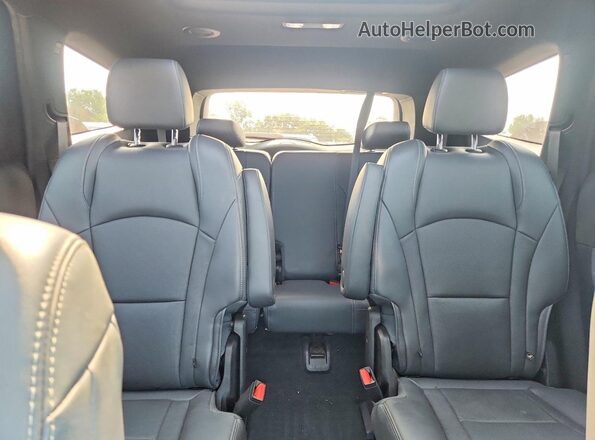 5GAEVAKW5PJ232811 2023 BUICK ENCLAVE Silver Widok tylnych siedzeń