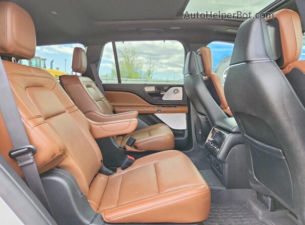 5LM5J7XC0RGL04387 2024 LINCOLN AVIATOR White Rear interior view
