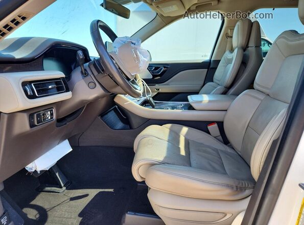 5LM5J7XC7LGL09819 2020 LINCOLN AVIATOR White Front interior view