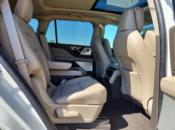 5LM5J7XC7LGL09819 2020 LINCOLN AVIATOR White Rear interior view