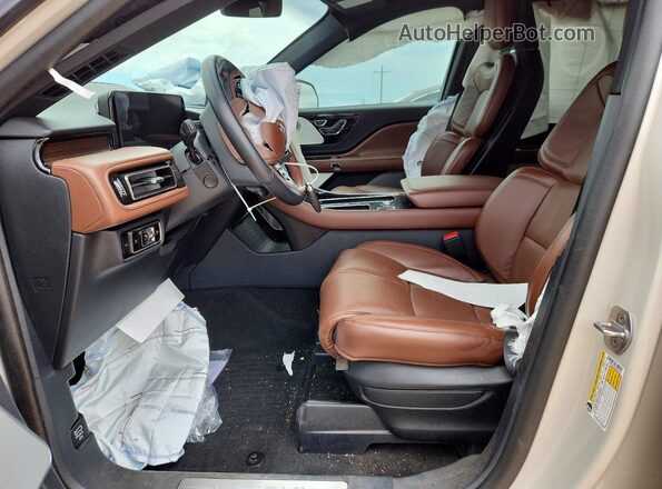 5LM5J7XCXSGL02779 2025 LINCOLN AVIATOR White Vista interior delantera