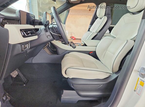 5LM5J9XC7SGL28932 2025 LINCOLN AVIATOR Белый Вид салона спереди