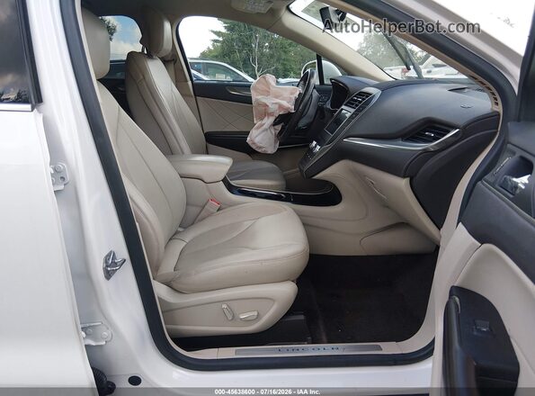 5LMCJ1C94HUL40467 2017 LINCOLN MKC White Front interior view