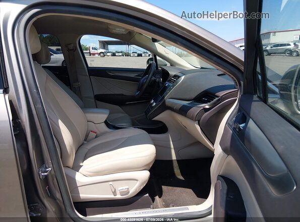 5LMCJ1C94HUL52084 2017 LINCOLN MKC Beige Вид салону спереду