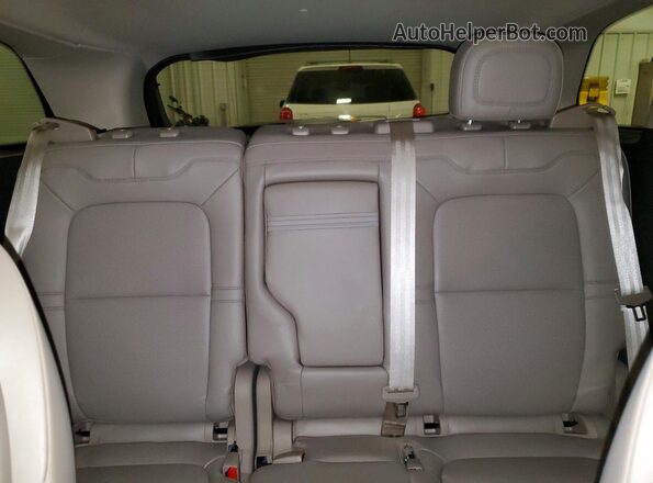 5LMCJ1CA9PUL11796 2023 LINCOLN CORSAIR Silver Rear seats view