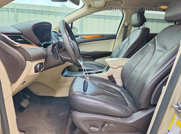 5LMCJ2C91HUL12499 2017 LINCOLN MKC Желто-коричневый Вид салона спереди