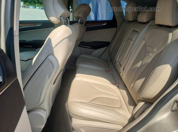 5LMCJ2C95HUL24073 2017 LINCOLN MKC Beige Vista interior trasera