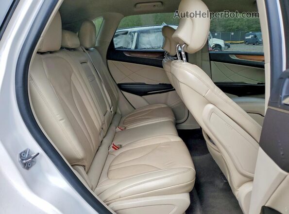5LMCJ2C96KUL09959 2019 LINCOLN MKC White Vista interior trasera