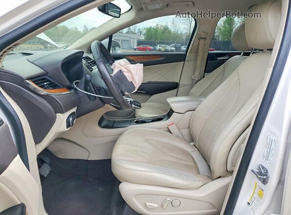 5LMCJ2C96KUL09959 2019 LINCOLN MKC White Vista interior delantera