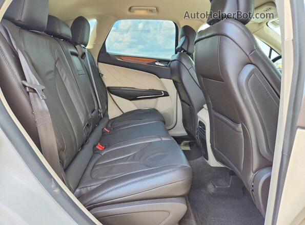 5LMCJ2C97JUL30446 2018 LINCOLN MKC White უკანა სალონის ხედი