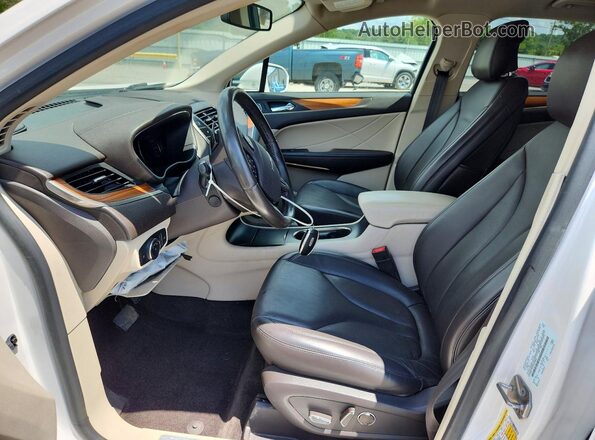 5LMCJ2C97JUL30446 2018 LINCOLN MKC White წინა სალონის ხედი