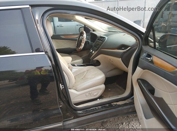 5LMCJ2C98HUL35682 2017 LINCOLN MKC Black Front interior view