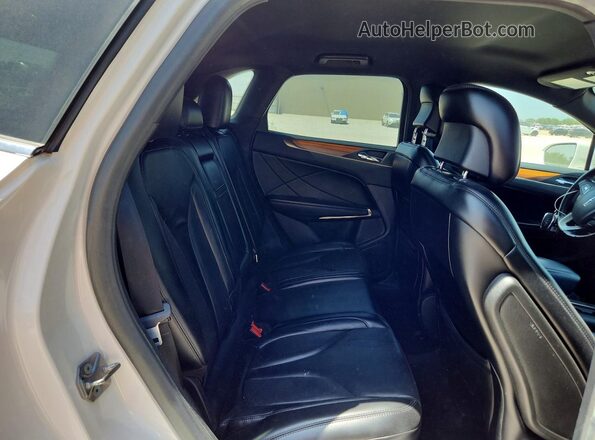 5LMCJ2C99JUL31176 2018 LINCOLN MKC White Vista de los asientos traseros