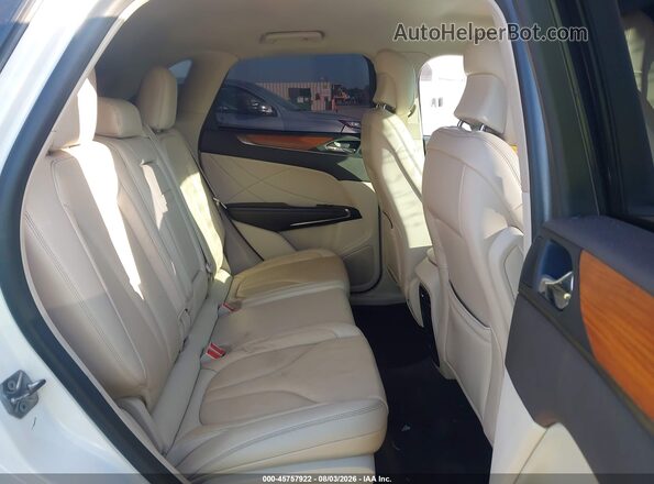 5LMCJ2D90KUL01757 2019 LINCOLN MKC White Vista de la etiqueta del VIN
