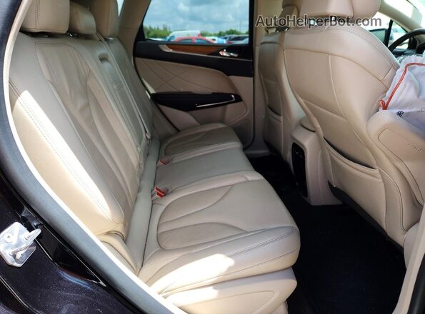 5LMCJ2D95KUL44300 2019 LINCOLN MKC Black Widok wnętrza z tyłu