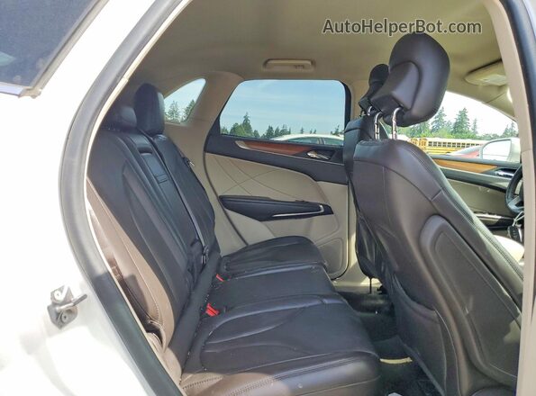 5LMCJ2D96KUL42930 2019 LINCOLN MKC White Widok wnętrza z tyłu