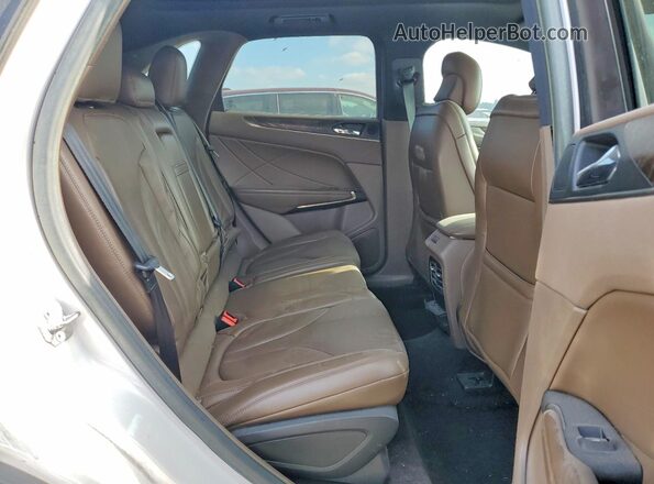 5LMCJ3C92HUL02473 2017 LINCOLN MKC White Widok wnętrza z tyłu