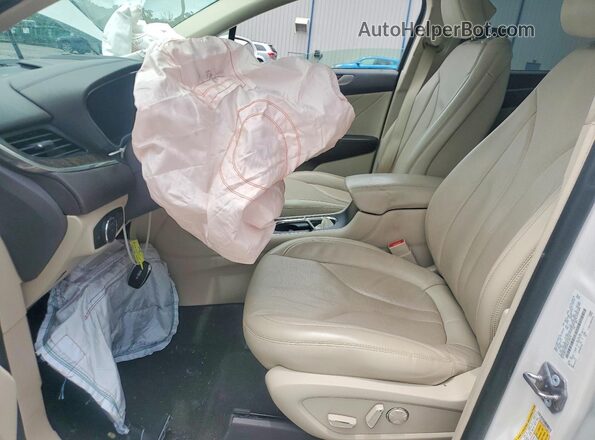 5LMCJ3C94KUL38415 2019 LINCOLN MKC White Вид салону спереду