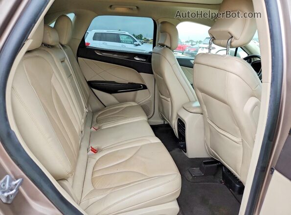 5LMCJ3C97KUL15565 2019 LINCOLN MKC Tan Вид задньої частини салону