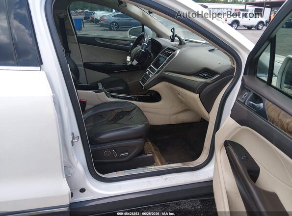 5LMCJ3C98HUL21139 2017 LINCOLN MKC Белый Вид салона спереди