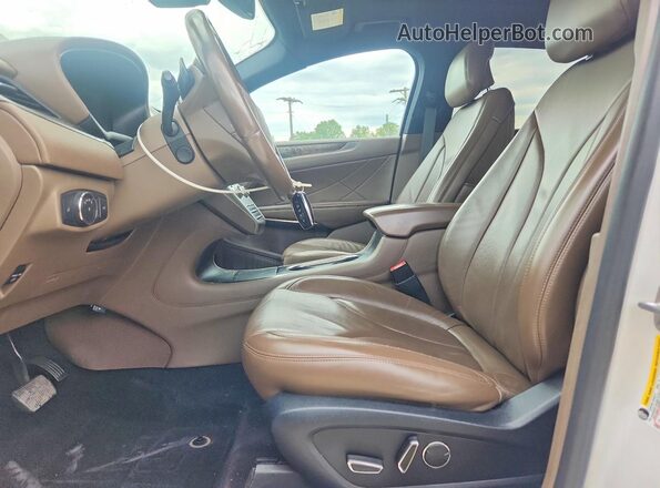 5LMCJ3C99HUL32067 2017 LINCOLN MKC White Front interior view