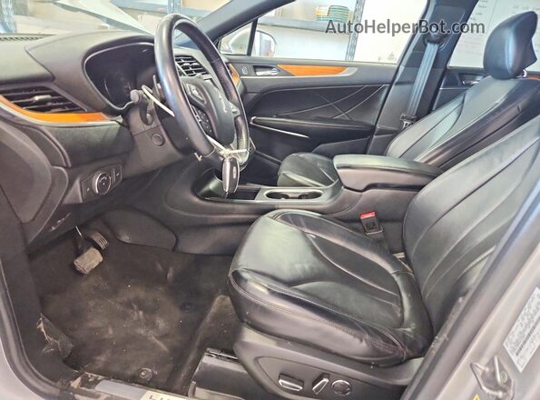 5LMCJ3D93KUL22446 2019 LINCOLN MKC Silver Front interior view