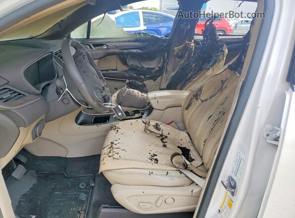 5LMCJ3D94HUL49325 2017 LINCOLN MKC White Front interior view