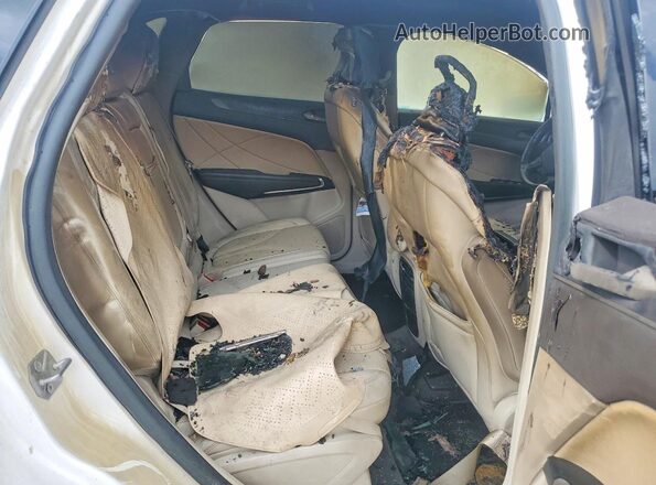 5LMCJ3D94HUL49325 2017 LINCOLN MKC White Rear seats view