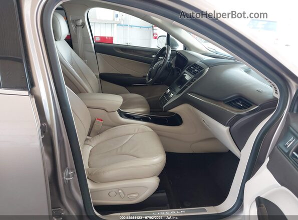 5LMCJ3D95KUL16521 2019 LINCOLN MKC Beige Widok wnętrza z przodu