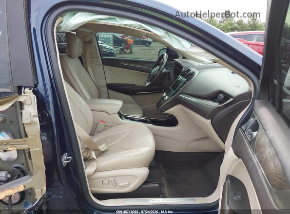 5LMCJ3D97HUL08140 2017 LINCOLN MKC Синий Вид салона спереди