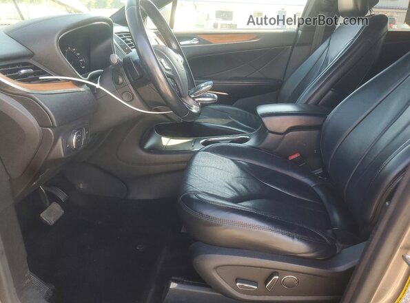 5LMCJ3D98HUL54009 2017 LINCOLN MKC Серый Вид салона спереди