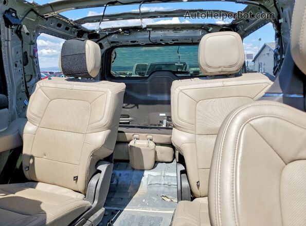 5LMJJ2LG6REL05114 2024 LINCOLN NAVIGATOR Silver Rear seats view