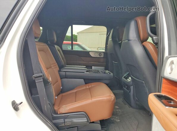 5LMJJ2LG7REL16557 2024 LINCOLN NAVIGATOR White უკანა სალონის ხედი